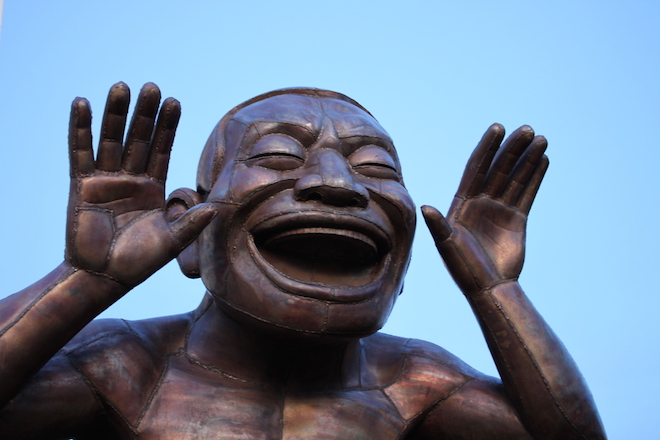 Statue of a man laughing hilariously