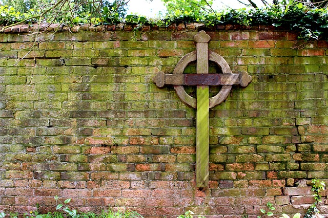 A separating wall with a cross on it.